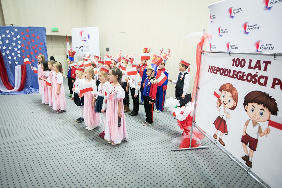 Przedszkolaki zaprezentowały dziś (8 listopada) w Urzędzie Marszałkowskim spektakl z okazji setnej rocznicy odzyskania niepodległości, fot. Andrzej Goiński