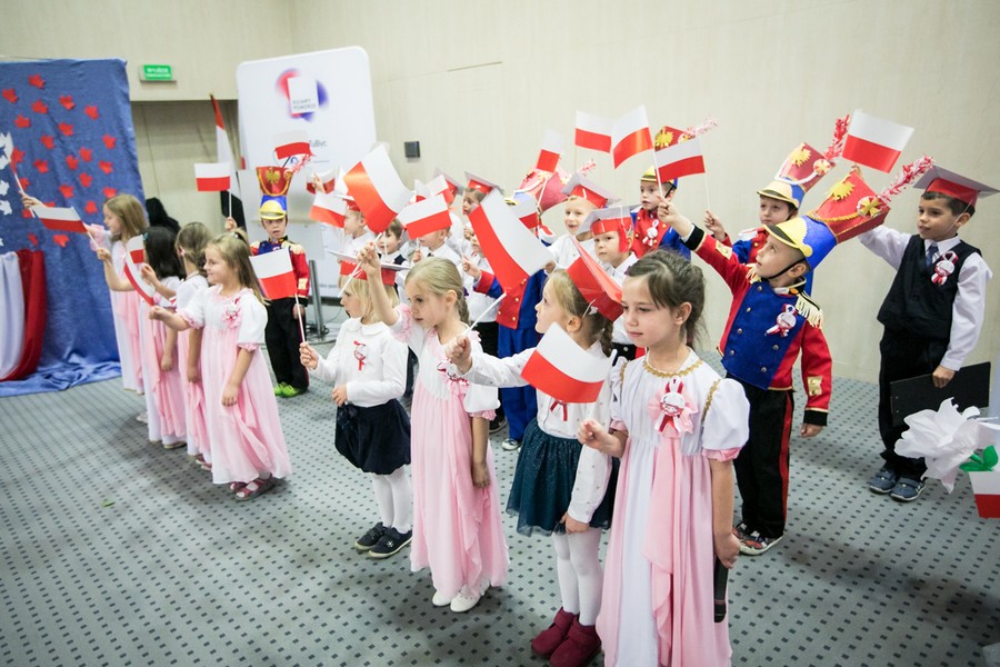 Przedszkolaki zaprezentowały dziś (8 listopada) w Urzędzie Marszałkowskim spektakl z okazji setnej rocznicy odzyskania niepodległości, fot. Andrzej Goiński