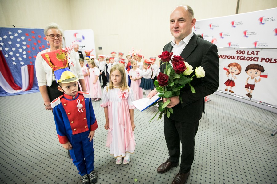 Przedszkolaki zaprezentowały dziś (8 listopada) w Urzędzie Marszałkowskim spektakl z okazji setnej rocznicy odzyskania niepodległości, fot. Andrzej Goiński
