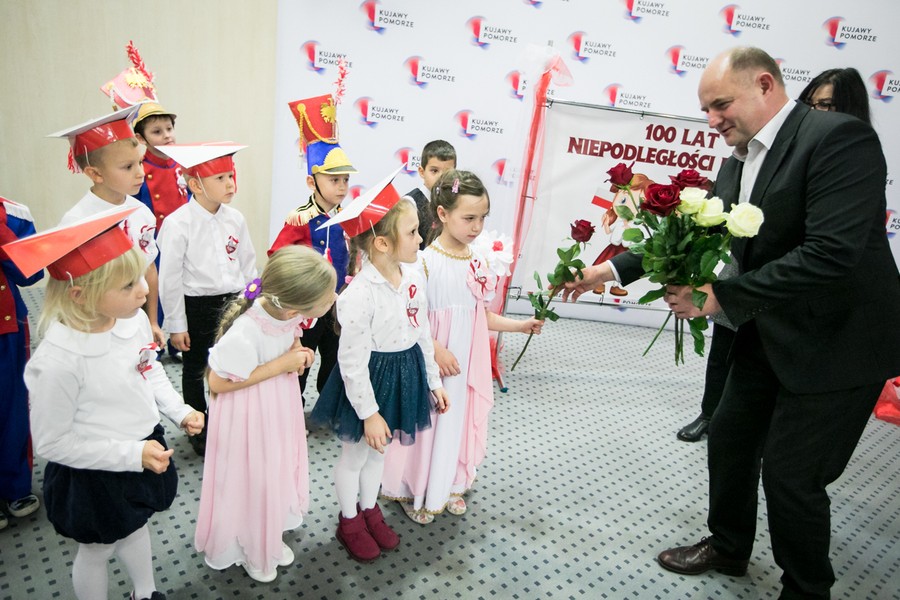 Przedszkolaki zaprezentowały dziś (8 listopada) w Urzędzie Marszałkowskim spektakl z okazji setnej rocznicy odzyskania niepodległości, fot. Andrzej Goiński