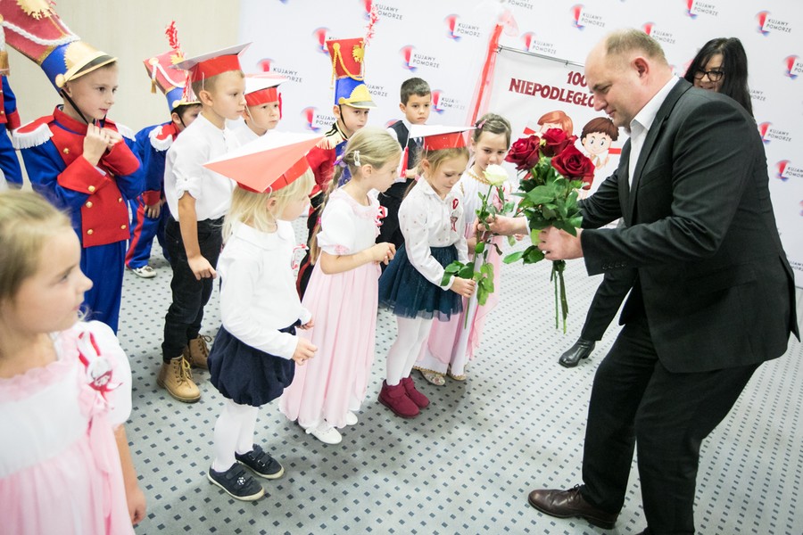 Przedszkolaki zaprezentowały dziś (8 listopada) w Urzędzie Marszałkowskim spektakl z okazji setnej rocznicy odzyskania niepodległości, fot. Andrzej Goiński