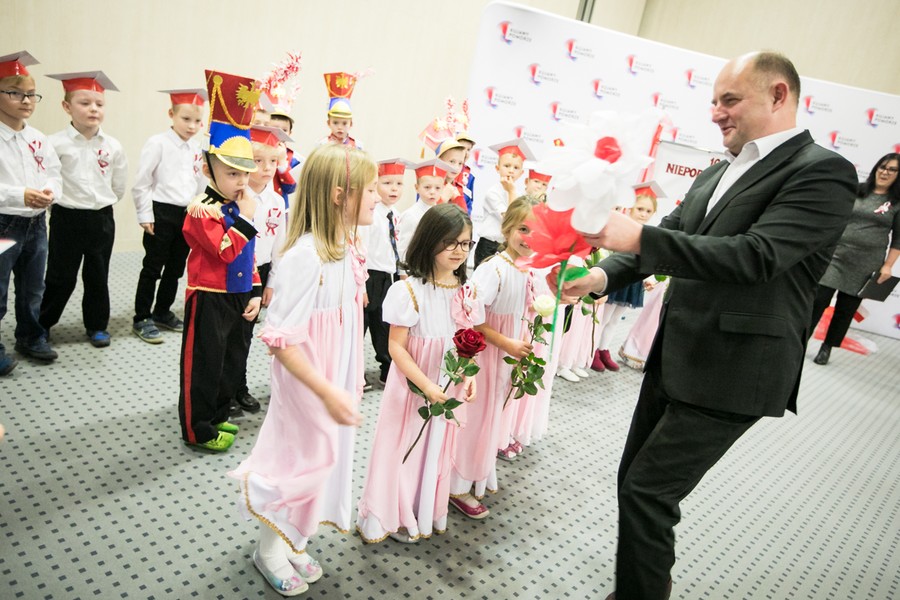Przedszkolaki zaprezentowały dziś (8 listopada) w Urzędzie Marszałkowskim spektakl z okazji setnej rocznicy odzyskania niepodległości, fot. Andrzej Goiński