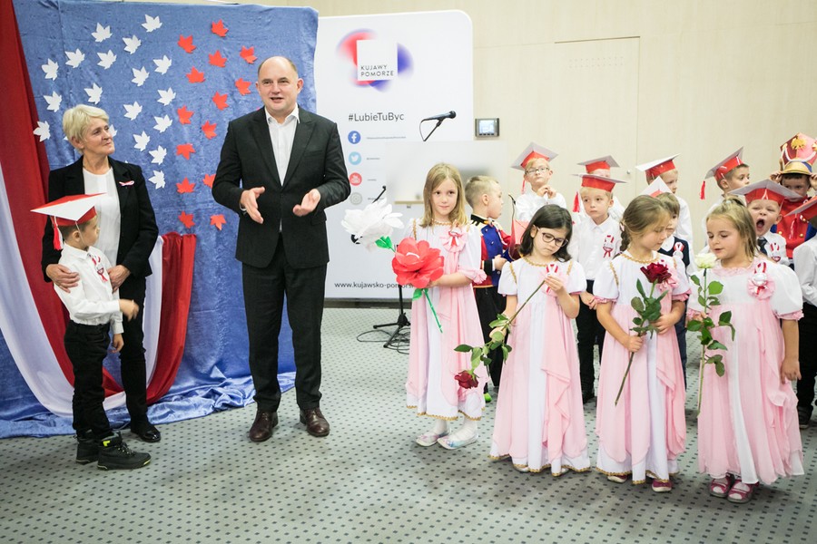 Przedszkolaki zaprezentowały dziś (8 listopada) w Urzędzie Marszałkowskim spektakl z okazji setnej rocznicy odzyskania niepodległości, fot. Andrzej Goiński