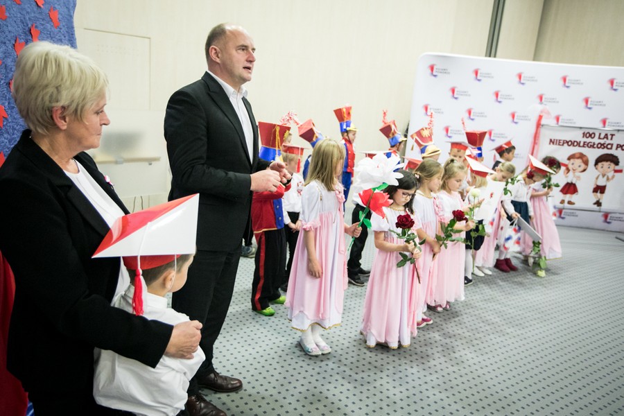 Przedszkolaki zaprezentowały dziś (8 listopada) w Urzędzie Marszałkowskim spektakl z okazji setnej rocznicy odzyskania niepodległości, fot. Andrzej Goiński