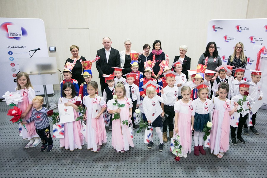 Przedszkolaki zaprezentowały dziś (8 listopada) w Urzędzie Marszałkowskim spektakl z okazji setnej rocznicy odzyskania niepodległości, fot. Andrzej Goiński