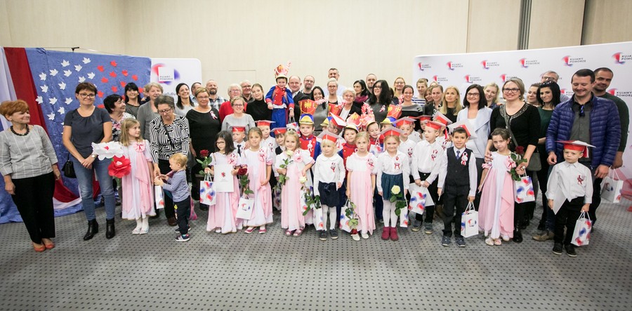 Przedszkolaki zaprezentowały dziś (8 listopada) w Urzędzie Marszałkowskim spektakl z okazji setnej rocznicy odzyskania niepodległości, fot. Andrzej Goiński