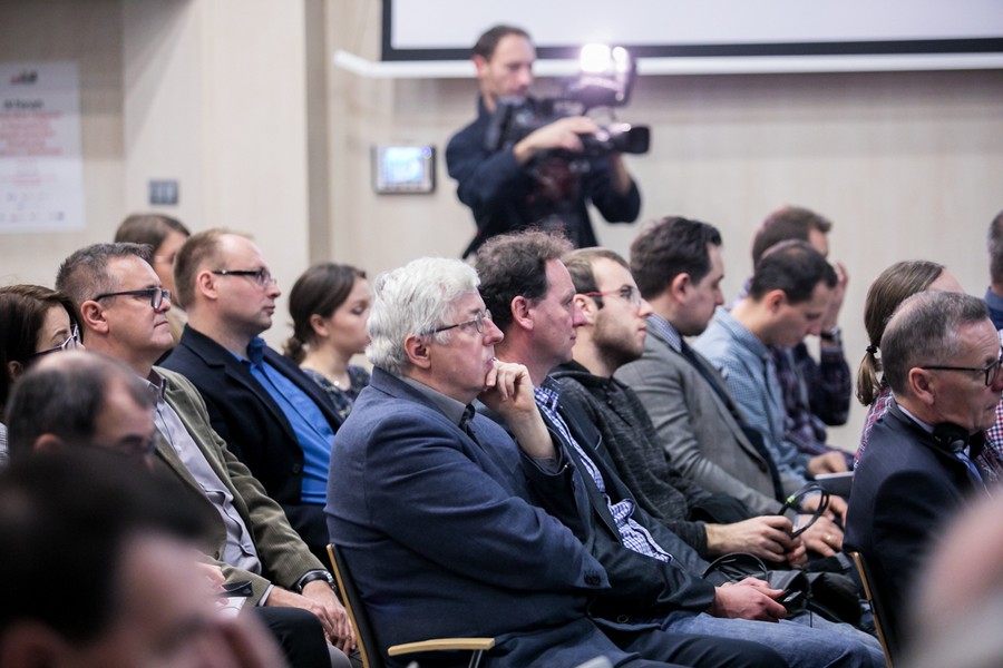 Samorządowcy oraz eksperci i przedstawiciele unijnych instytucji rozmawiają w Toruniu o e-administracji, fot. Andrzej Goiński/UMWKP