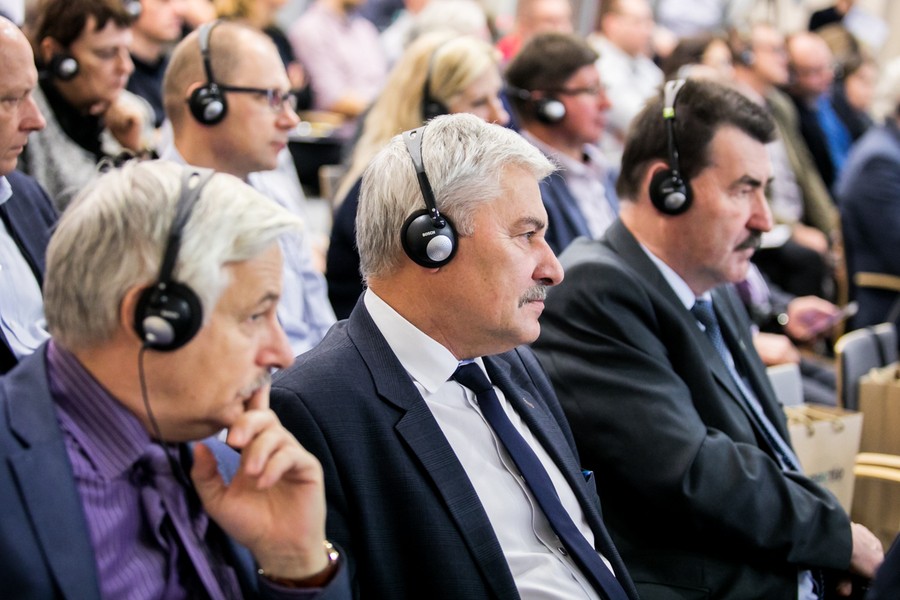 Samorządowcy oraz eksperci i przedstawiciele unijnych instytucji rozmawiają w Toruniu o e-administracji, fot. Andrzej Goiński/UMWKP