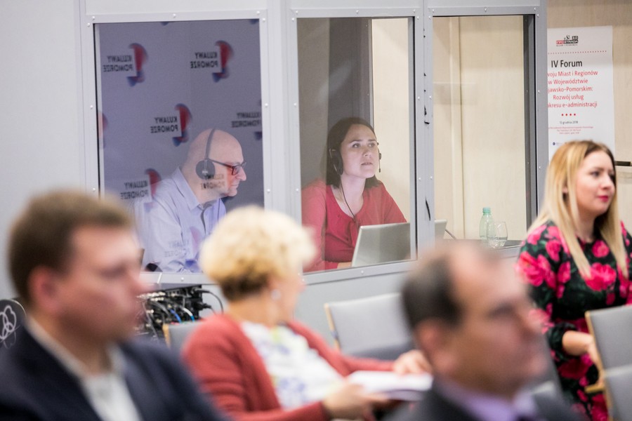 Samorządowcy oraz eksperci i przedstawiciele unijnych instytucji rozmawiają w Toruniu o e-administracji, fot. Andrzej Goiński/UMWKP