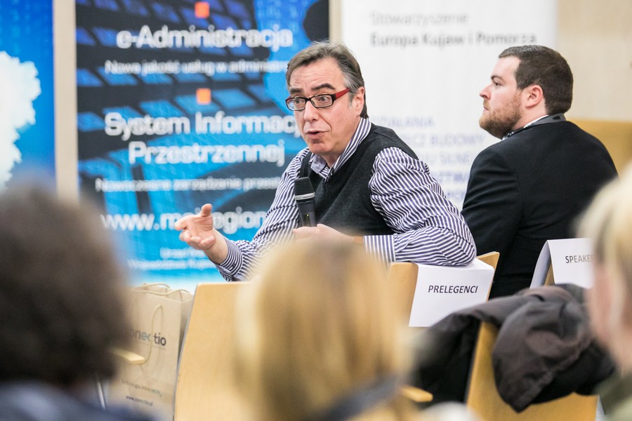 Samorządowcy oraz eksperci i przedstawiciele unijnych instytucji rozmawiają w Toruniu o e-administracji, fot. Andrzej Goiński/UMWKP