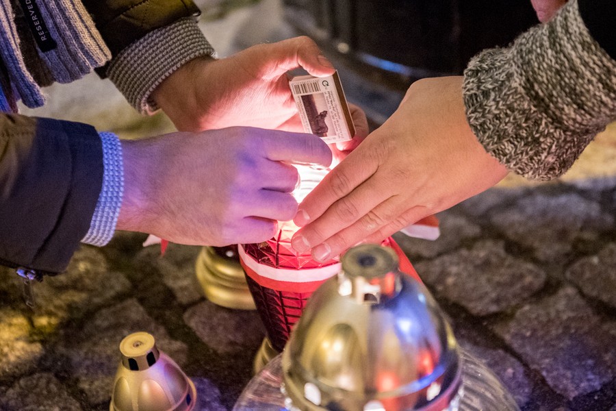 Uroczystość złożenia kwiatów pod tablicą na kościele akademickim w Toruniu odbyła się w nocy ze środy na czwartek (12/13 grudnia), fot. Łukasz Piecyk