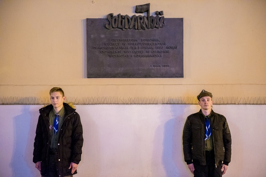 Uroczystość złożenia kwiatów pod tablicą na kościele akademickim w Toruniu odbyła się w nocy ze środy na czwartek (12/13 grudnia), fot. Łukasz Piecyk