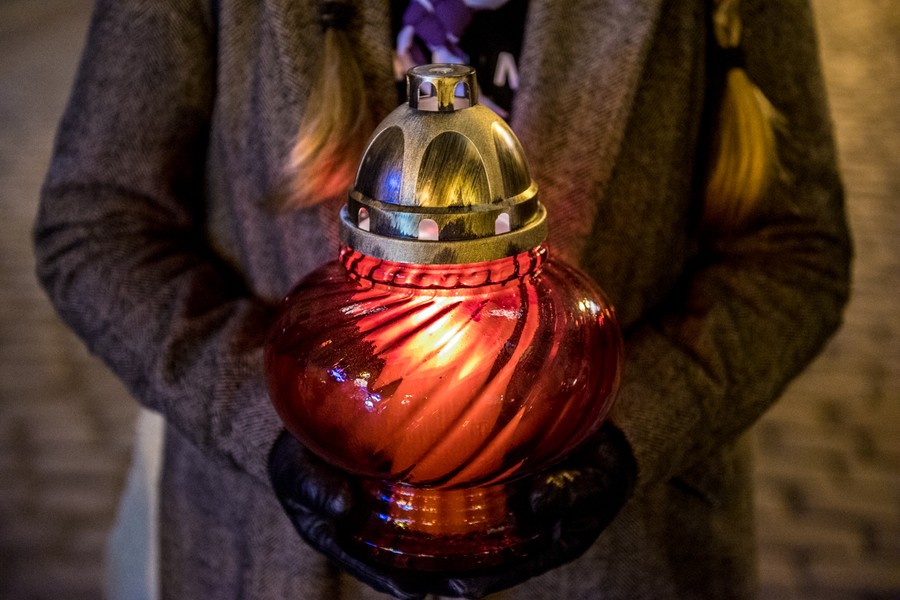 Uroczystość złożenia kwiatów pod tablicą na kościele akademickim w Toruniu odbyła się w nocy ze środy na czwartek (12/13 grudnia), fot. Łukasz Piecyk