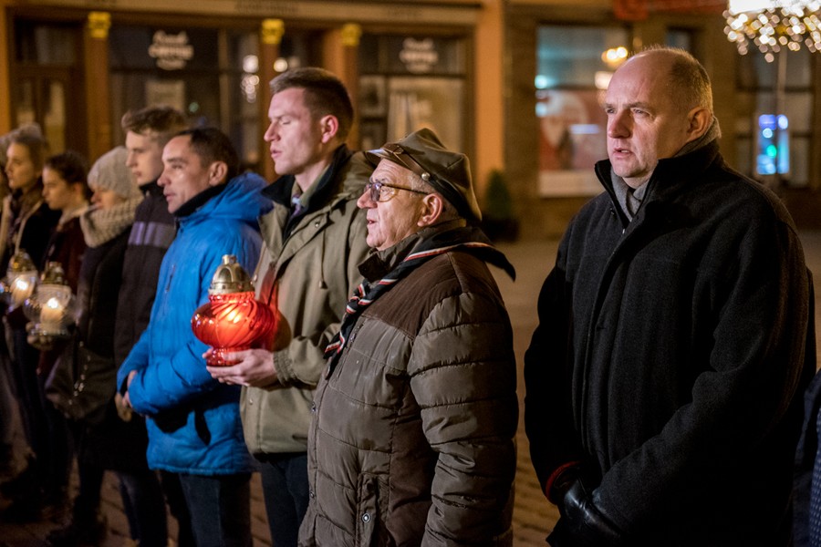 Uroczystość złożenia kwiatów pod tablicą na kościele akademickim w Toruniu odbyła się w nocy ze środy na czwartek (12/13 grudnia), fot. Łukasz Piecyk