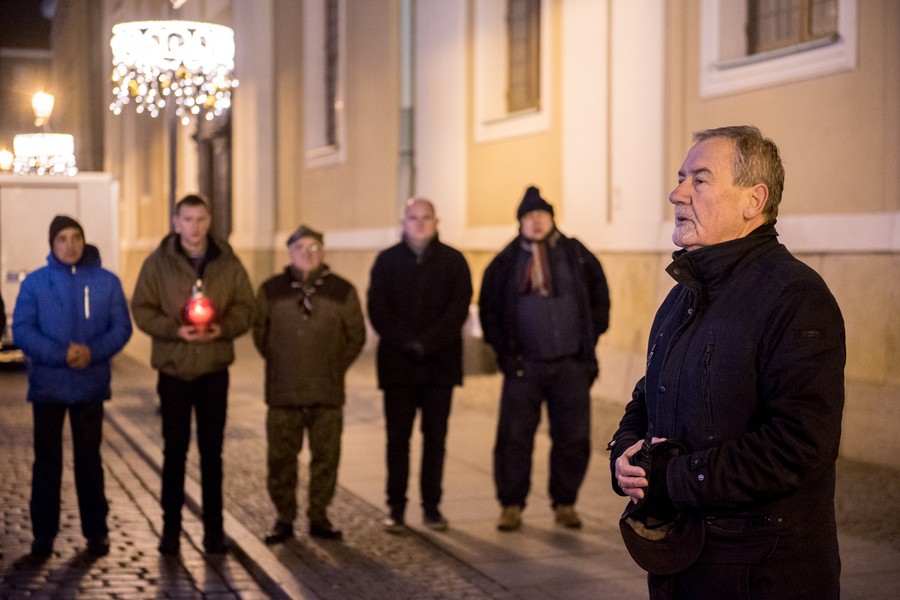 Uroczystość złożenia kwiatów pod tablicą na kościele akademickim w Toruniu odbyła się w nocy ze środy na czwartek (12/13 grudnia), fot. Łukasz Piecyk