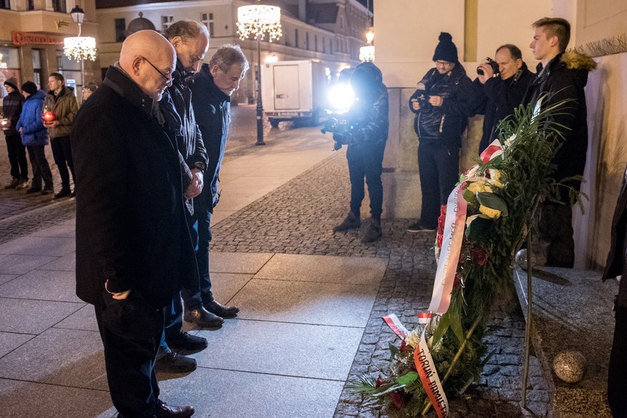 Uroczystość złożenia kwiatów pod tablicą na kościele akademickim w Toruniu odbyła się w nocy ze środy na czwartek (12/13 grudnia), fot. Łukasz Piecyk