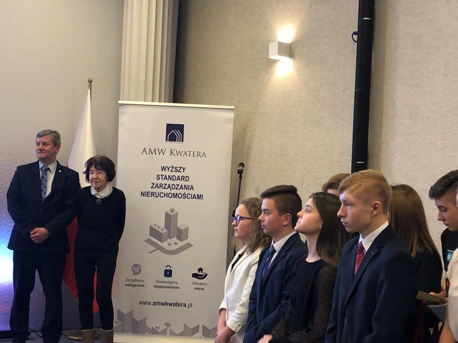 Wręczanie nagród przez Panią Zofię Pilecką-Optułowicz oraz Pana Bogdana Grzenkowicza