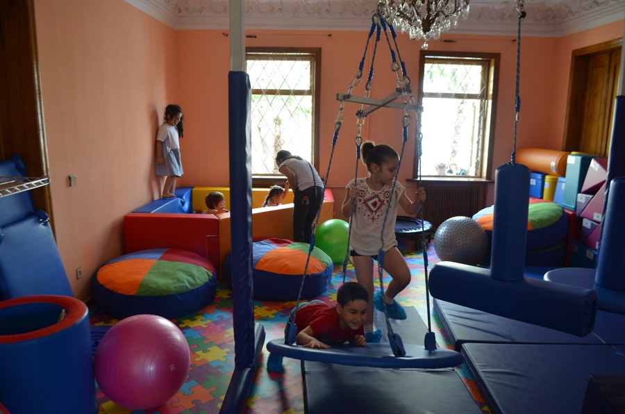 Radość gruzińskich dzieci w sali rehabilitacyjno-sensorycznej