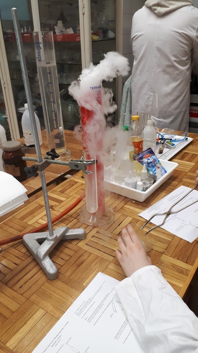 Reakcja suchego lodu z wodą przeprowadzona przez uczniów z ZS 33 w Bydoszczy w laboratorium UMK, fot. Katarzyna Stalinska