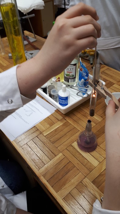 Uczniowie ZS 33 w Bydgoszczy identyfikują tlen w laboratorium UMK, fot. Katarzyna Stalinska