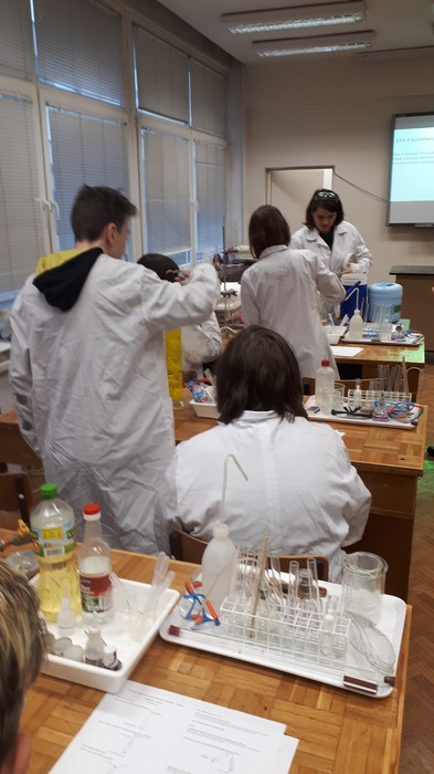 Uczniowie ZS 33 w Bydgoszczy w laboratorium chemicznym UMK, fot. Katarzyna Stalinska