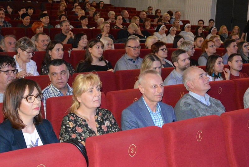 Goście zebrani w teatrze, wśród nich Prezydent Ryszar Brejza