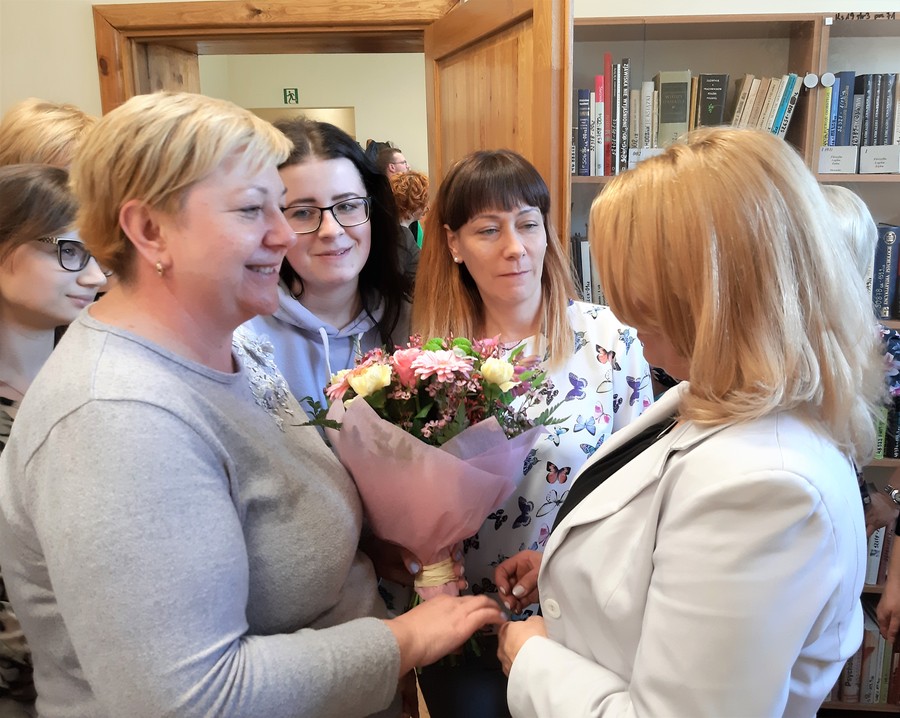 Gratulacje dla autorki wystawy od licznie zgromadzonych gości, fot. Agata Pasternak