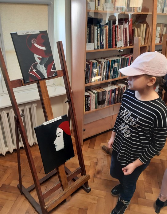 Prace malarki podziwiali goście przybyli do biblioteki Medyka, fot. Agata Pasternak