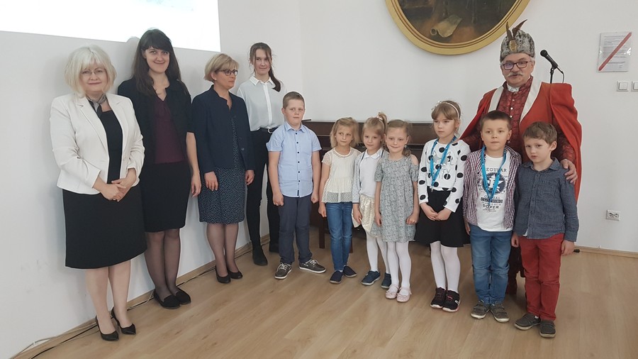 Grzegorz Nazaruk z nagrodzonymi dziećmi oraz zaproszonymi gośćmi