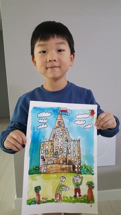 6-letni Kim Yoonsu z Korei Południowej ze swoją pracą