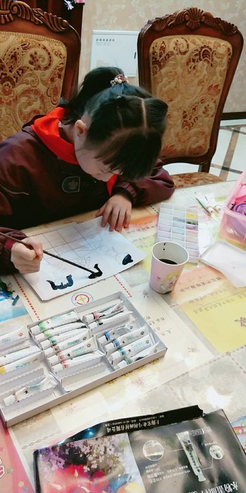 9-letnia Wu Shuang z Chin skupiona nad swoim rysunkiem