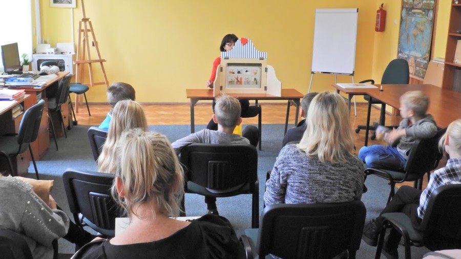 Czytanie bajek - Teatrzyk kamishibai