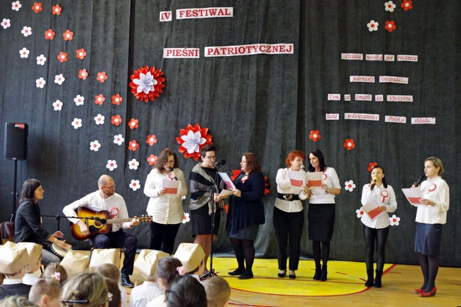 Piosenka Kocham wolność w wykonaniu nauczycieli Ośrodka, fot. KPSOSW im. J. Korczaka w Toruniu