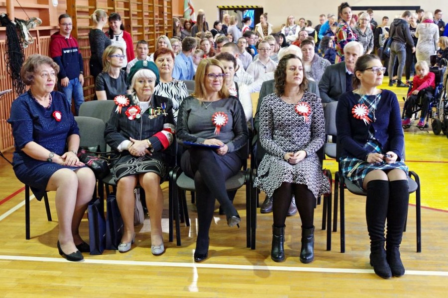 Dyrekcja, przedstawiciele Związku Kombatantów i Byłych Więźniów Politycznych, fot. KPSOSW im. J. Korczaka w Toruniu