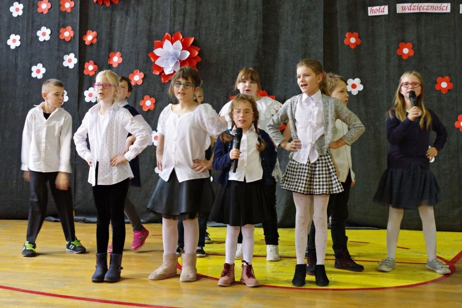 Piosenka w wykonaniu uczniów klas 1-3, fot. KPSOSW im. J. Korczaka w Toruniu