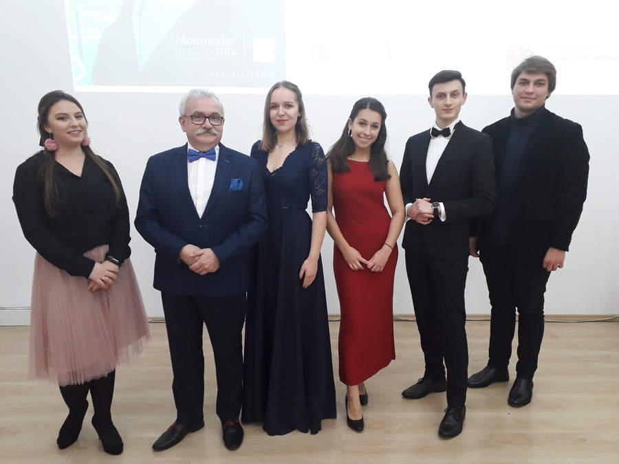 Wykonawcy pieśni wraz z prowadzącym konferencję, fot. Grzegorz Nazaruk