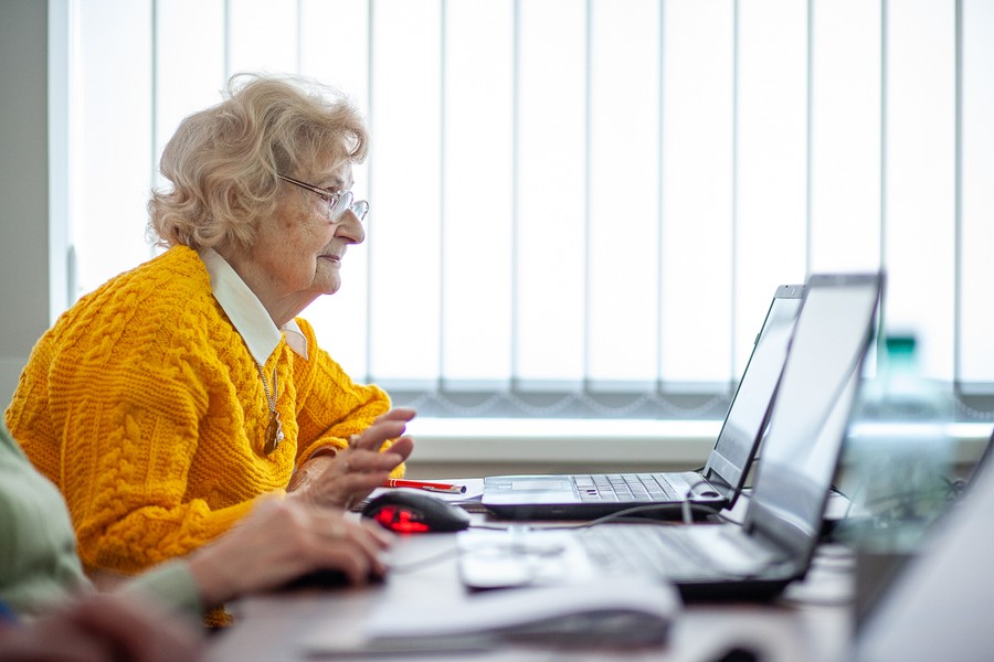 Certyfikowane szkolenia komputerowe to oferta także dla seniorów, fot. Filip Kowalkowski