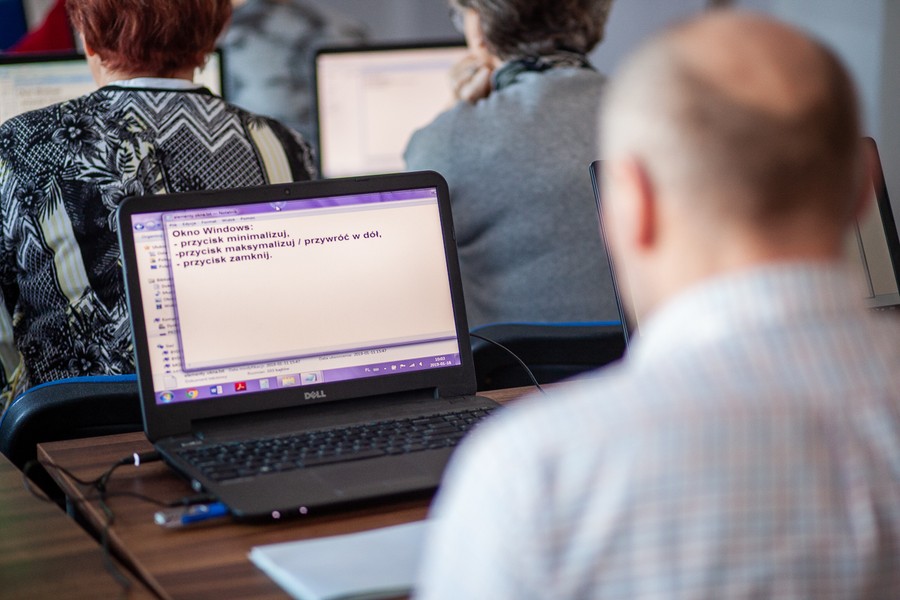 Certyfikowane szkolenia komputerowe to oferta także dla seniorów, fot. Filip Kowalkowski