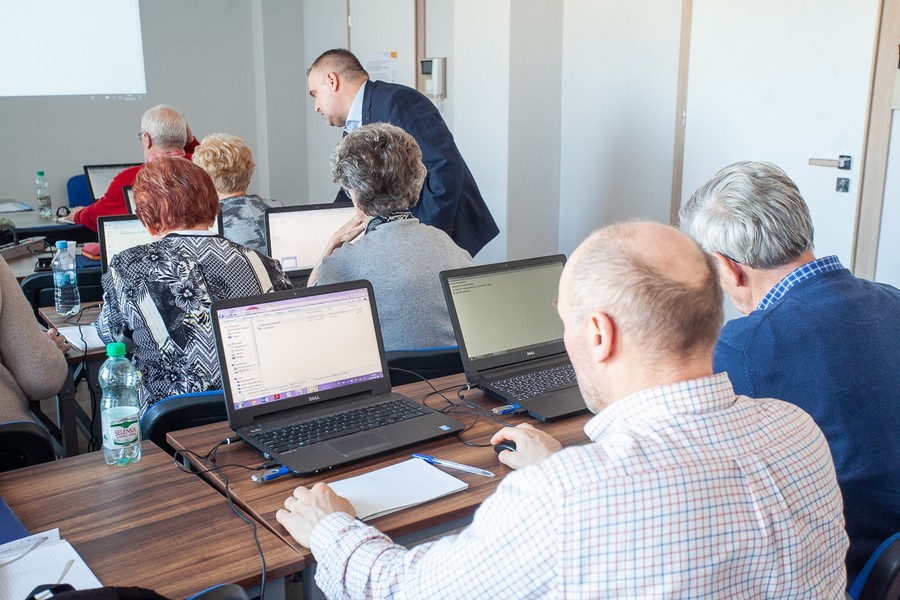 Certyfikowane szkolenia komputerowe to oferta także dla seniorów, fot. Filip Kowalkowski