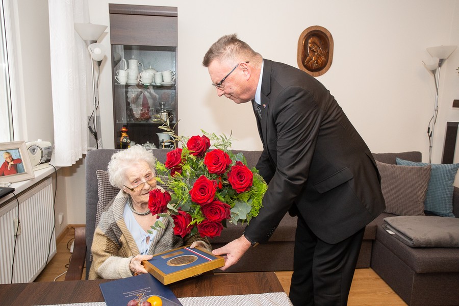 Wizyta wicemarszałka Zbigniewa Ostrowskiego u Genowefy Bartkowskiej, fot. Filip Kowalkowski