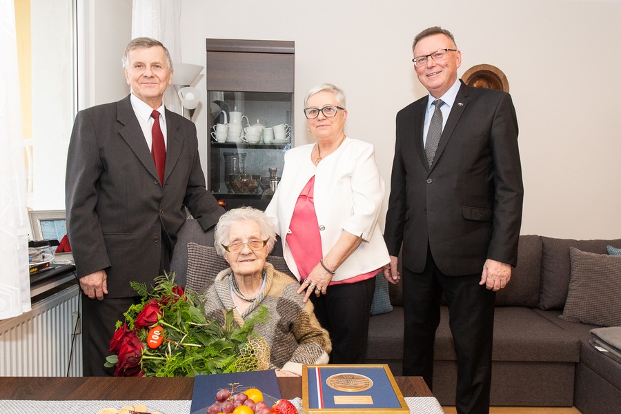 Wizyta wicemarszałka Zbigniewa Ostrowskiego u Genowefy Bartkowskiej, fot. Filip Kowalkowski