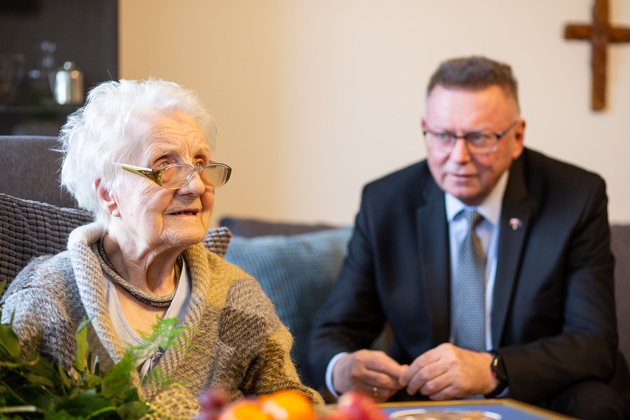 Wizyta wicemarszałka Zbigniewa Ostrowskiego u Genowefy Bartkowskiej, fot. Filip Kowalkowski
