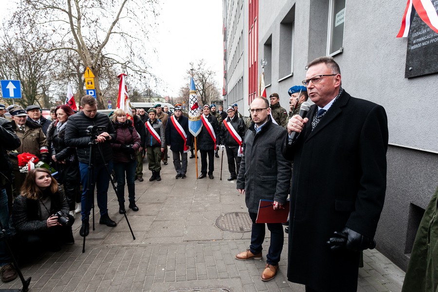 Uroczyste odsłonięcie tablicy na budynku przy ul. ks. Ryszarda Markwarta 4 w Bydgoszczy, fot. Filip Kowalkowski