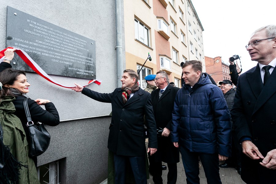 Uroczyste odsłonięcie tablicy na budynku przy ul. ks. Ryszarda Markwarta 4 w Bydgoszczy, fot. Filip Kowalkowski
