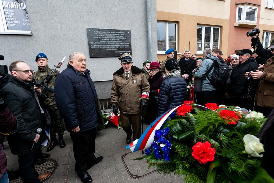 Uroczyste odsłonięcie tablicy na budynku przy ul. ks. Ryszarda Markwarta 4 w Bydgoszczy, fot. Filip Kowalkowski