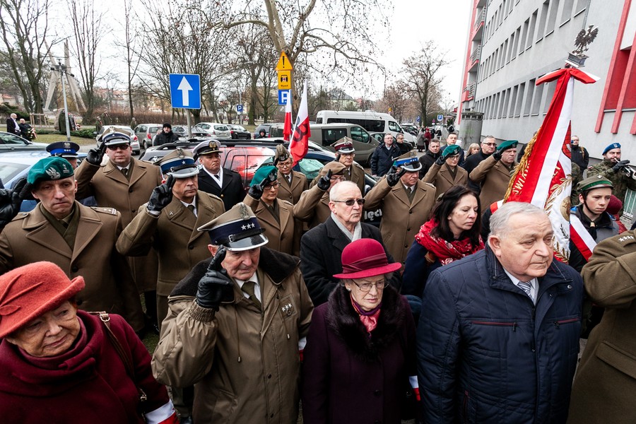 Uroczyste odsłonięcie tablicy na budynku przy ul. ks. Ryszarda Markwarta 4 w Bydgoszczy, fot. Filip Kowalkowski