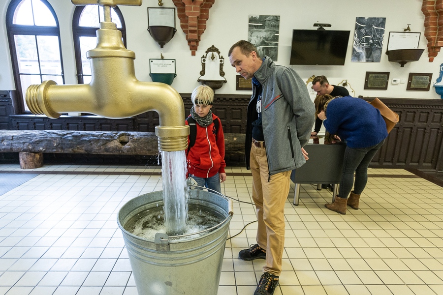 Marszałkowska akcja „Poznaj region z przewodnikiem”. Zwiedzanie hali pomp – Muzeum Wodociągów w Bydgoszczy