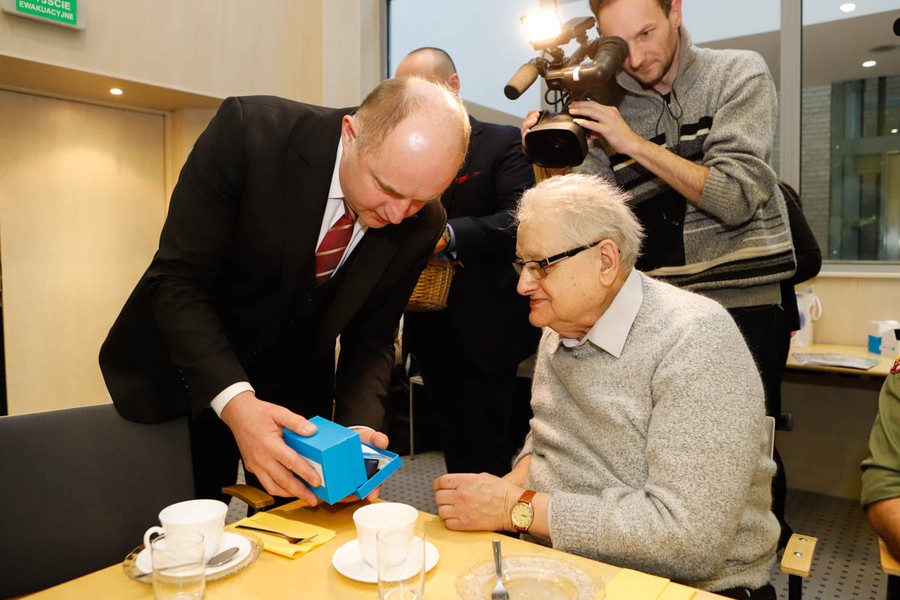 Spotkaniem w Urzędzie Marszałkowskim rozpoczęliśmy przekazywanie 155 nowych bransoletek życia; fot, Mikołaj Kuras dla UMWKP