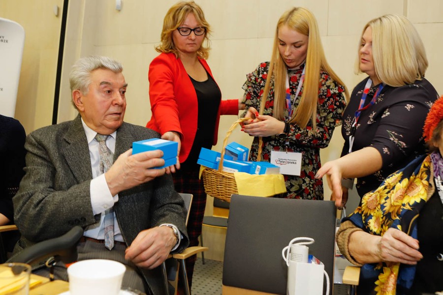 Spotkaniem w Urzędzie Marszałkowskim rozpoczęliśmy przekazywanie 155 nowych bransoletek życia; fot, Mikołaj Kuras dla UMWKP