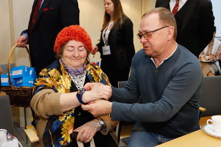 Spotkaniem w Urzędzie Marszałkowskim rozpoczęliśmy przekazywanie 155 nowych bransoletek życia; fot, Mikołaj Kuras dla UMWKP